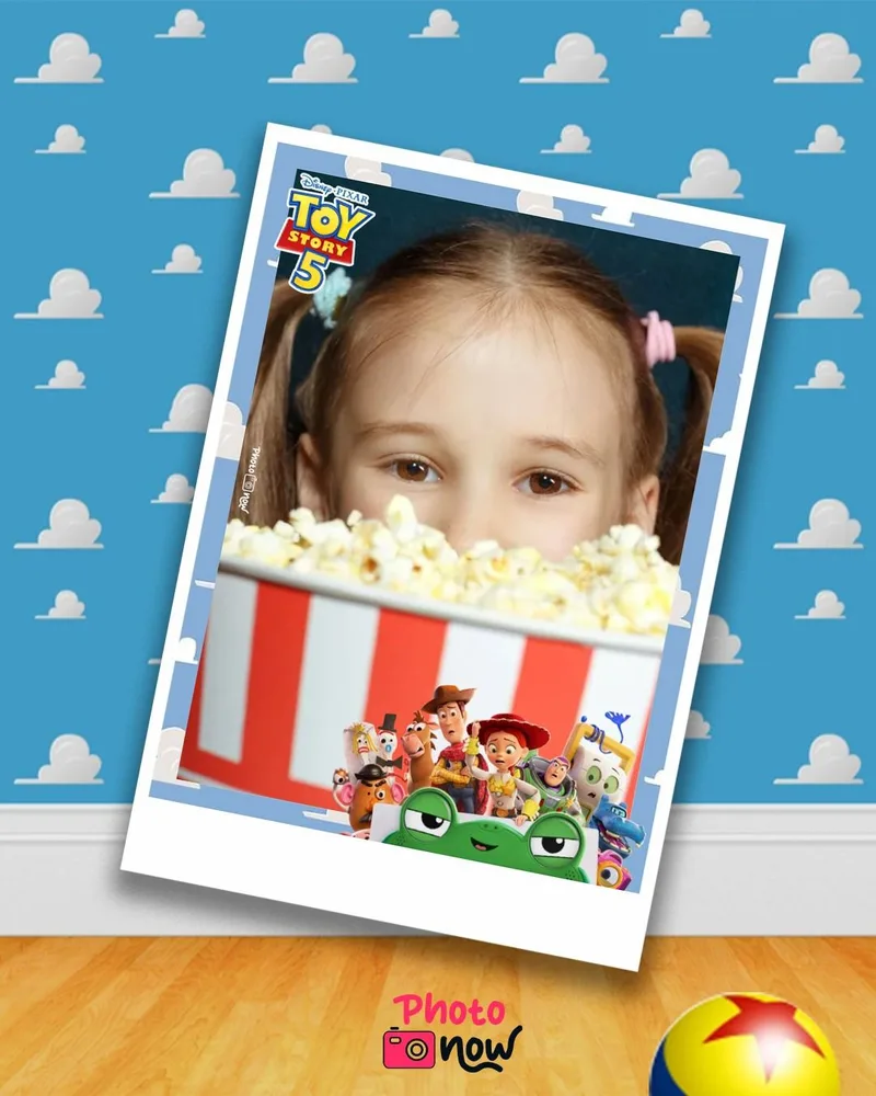 Foto de criança impressa com moldura temática de filme